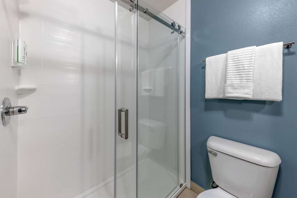 SLEEP INN AND SUITES NORMAN NEAR UN-guestroom-Guest Room,Bathroom,On-Site.jpg