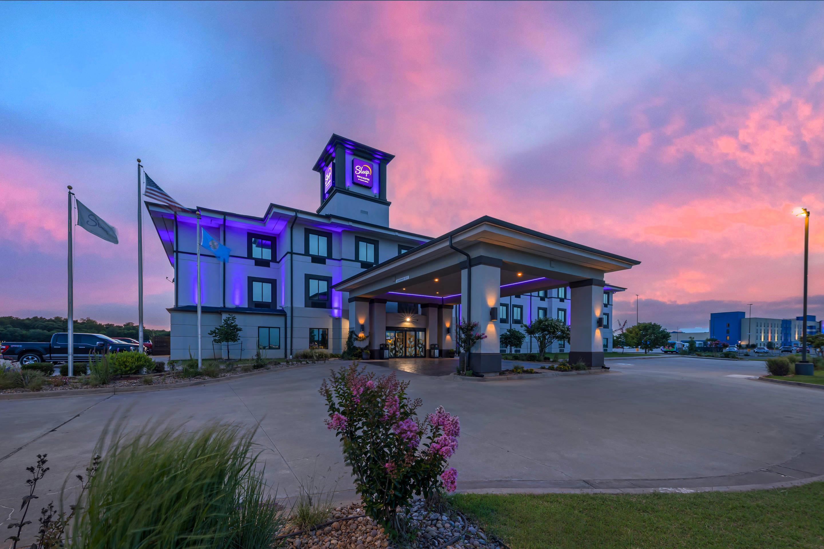 Hotel At Night | Sleep Inn & Suites Norman near University