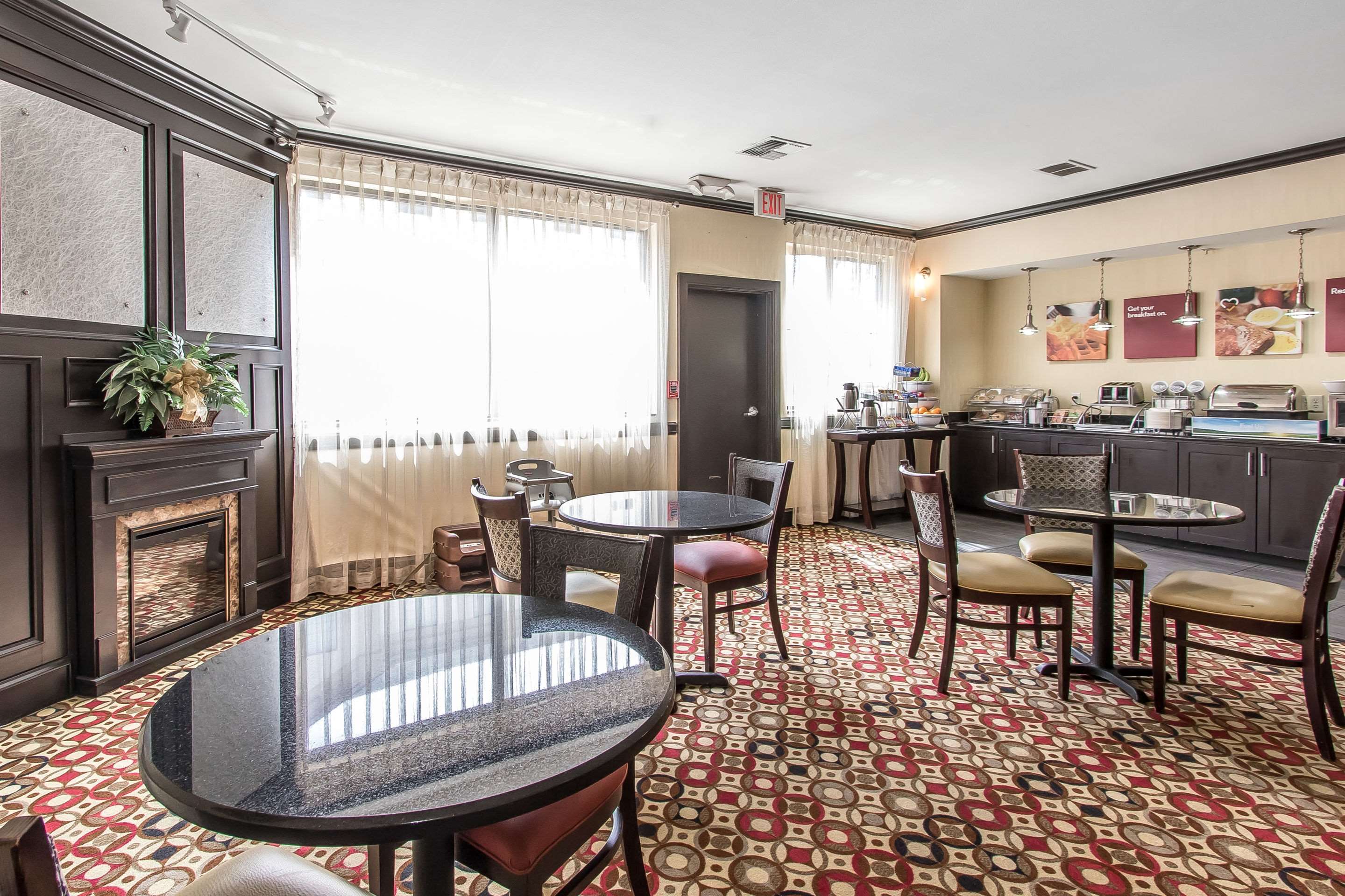 Breakfast area | Comfort Suites Lawton Near Fort Sill