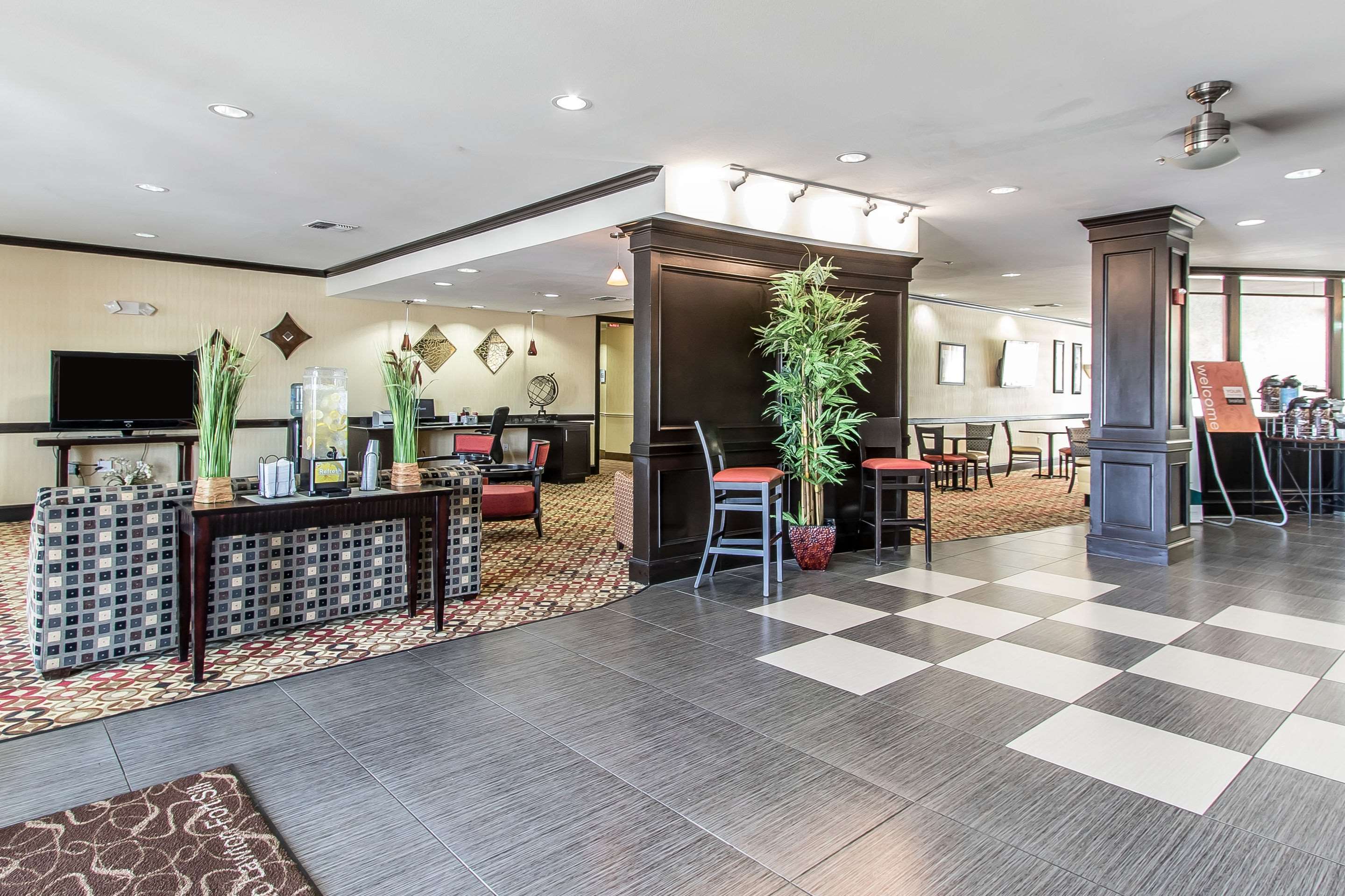 Hotel lobby | Comfort Suites Lawton Near Fort Sill